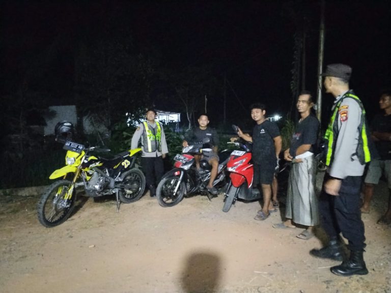 ANGGOTA POLSEK PULAU PETAK LAKSANAKAN PATROLI MALAM, GUNA MEWUJUDKAN KAMTIBMAS KONDUSIF DI WILAYAH KECAMATAN PULAU PETAK