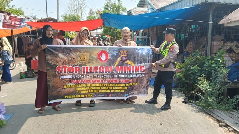 PERSONEL POLSEK PULAU PETAK LAKSANAKAN SOSIALISASI ILEGAL MINING KE MASYARAKAT GUNA PENCEGAHAN TAMBANG LIAR DI WILAYAH KECAMATAN PULAU PETAK