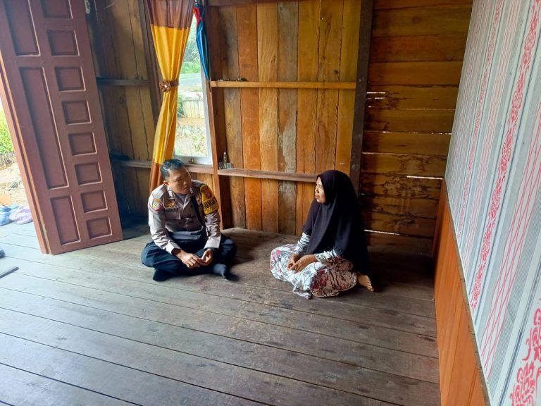 PERMUDAH AKSES LAYANAN SOSIAL, BHABINKAMTIBMAS DAMPINGI WARGA SUNGAI UNDANG REGISTRASI PERLINSOS