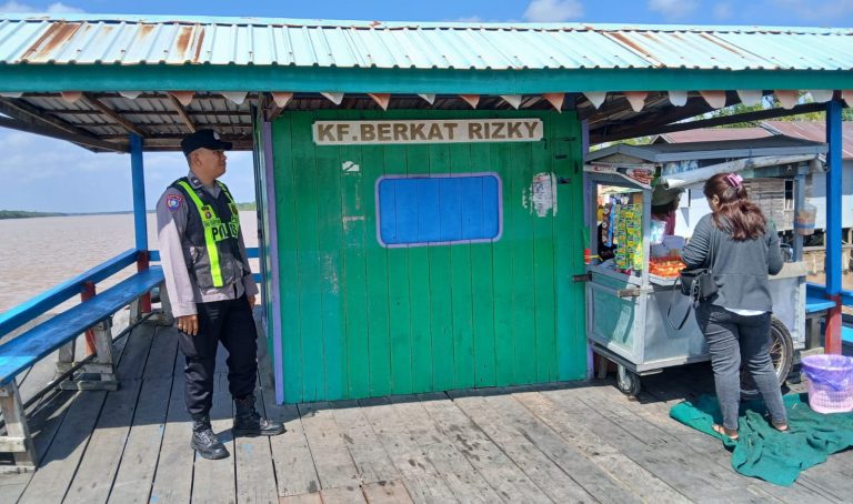 POLSEK KAPUAS BARAT GELAR PATROLI DI DERMAGA FERI SEI PITUNG, IMBAU KESELAMATAN PENUMPANG DAN JAGA KAMTIBMAS