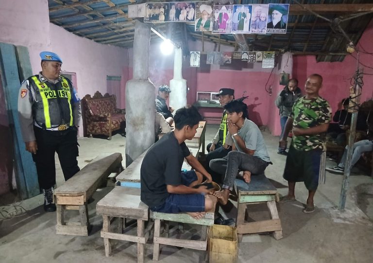 ANGGOTA POLSEK PULAU PETAK LAKSANAKAN PATROLI MALAM, GUNA MEWUJUDKAN KAMTIBMAS KONDUSIF DI WILAYAH KECAMATAN PULAU PETAK