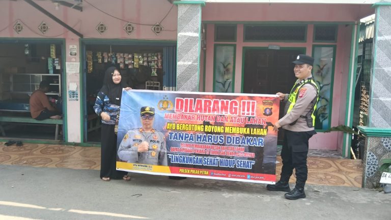 DALAM UPAYA PENCEGAHAN KEBAKARAN HUTAN DAN LAHAN, PERSONEL POLSEK PULAU PETAK SOSIALISASIKAN SANKSI PIDANA PELAKU KARHUTLA KE MASYARAKAT KECAMATAN PULAU PETAK