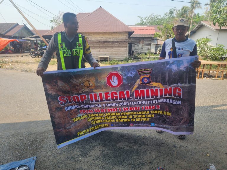 PERSONEL POLSEK PULAU PETAK LAKSANAKAN SOSIALISASI ILEGAL MINING KE MASYARAKAT GUNA PENCEGAHAN TAMBANG LIAR DI WILAYAH KECAMATAN PULAU PETAK