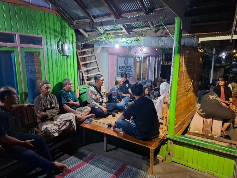 DARI SAMPAH JADI MANFAAT, BHABINKAMTIBMAS PEMATANG LIMAU DORONG WARGA OLAH SAMPAH MENJADI KOMPOS