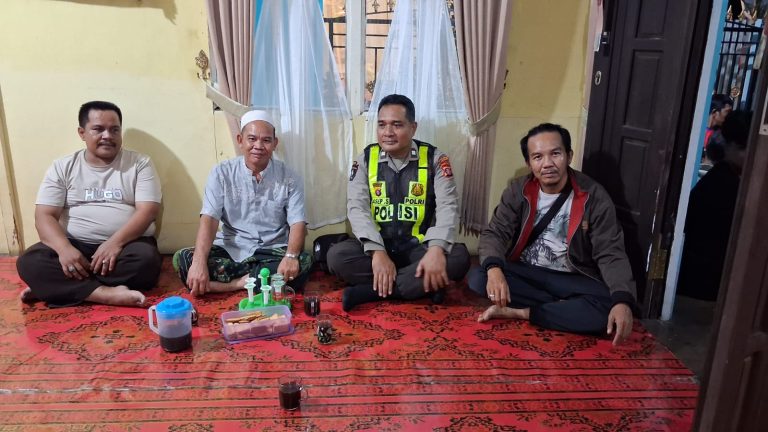 ANGGOTA POLSEK PULAU PETAK LAKSANAKAN PATROLI MALAM, GUNA MEWUJUDKAN KAMTIBMAS KONDUSIF DI WILAYAH KECAMATAN PULAU PETAK