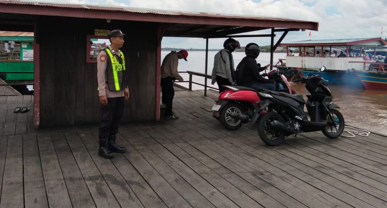 Polsek Kapuas Barat Intensifkan Patroli Feri Penyeberangan di Desa Saka Mangkahai Guna Pastikan Keselamatan Warga