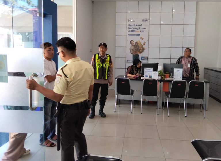 PATROLI OBJEK VITAL: POLSEK KAPUAS BARAT PERKETAT KEAMANAN BANK BRI KCP MANDOMAI DEGAN IMBAUAN KAMTIMBAS