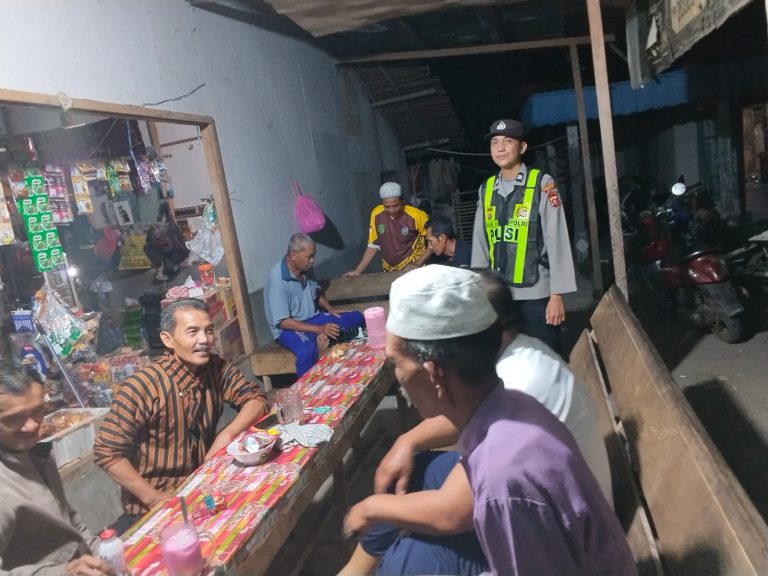 ANGGOTA POLSEK PULAU PETAK LAKSANAKAN PATROLI MALAM, GUNA MEWUJUDKAN KAMTIBMAS KONDUSIF DI WILAYAH KECAMATAN PULAU PETAK