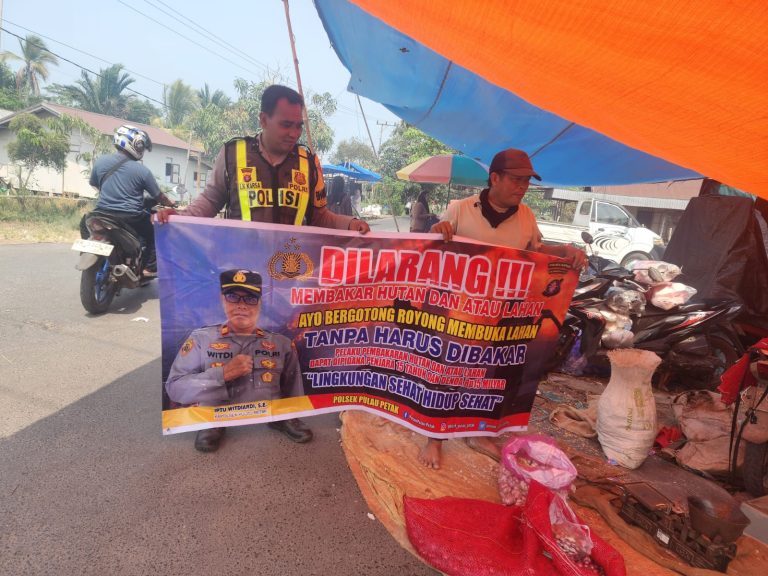DALAM UPAYA PENCEGAHAN KEBAKARAN HUTAN DAN LAHAN, PERSONEL POLSEK PULAU PETAK SOSIALISASIKAN SANKSI PIDANA PELAKU KARHUTLA KE MASYARAKAT KECAMATAN PULAU PETAK