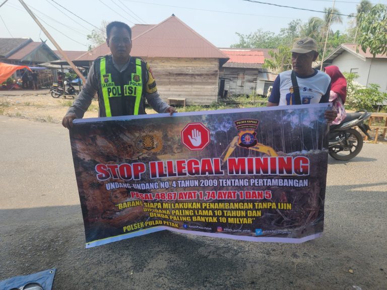PERSONEL POLSEK PULAU PETAK LAKSANAKAN SOSIALISASI ILEGAL MINING KE MASYARAKAT GUNA PENCEGAHAN TAMBANG LIAR DI WILAYAH KECAMATAN PULAU PETAK