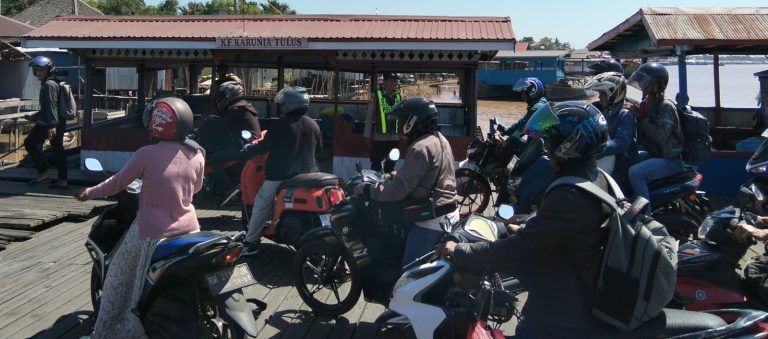 Pastikan Keamanan Penumpang Penyeberangan, Polsek Kapuas Barat Sisir Pelabuhan Feri Mandomai