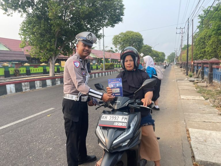 EDUKASI DI JALAN RAYA, SATLANTAS POLRES SERUYAN SEBARKAN LEAFLET KESELAMATAN BERLALU LINTAS