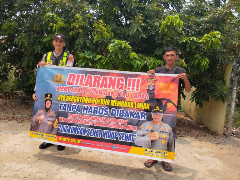 DALAM UPAYA PENCEGAHAN KEBAKARAN HUTAN DAN LAHAN, PERSONEL POLSEK PULAU PETAK SOSIALISASIKAN SANKSI PIDANA PELAKU KARHUTLA KE MASYARAKAT KECAMATAN PULAU PETAK