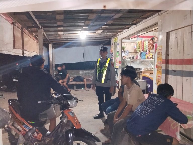 ANGGOTA POLSEK PULAU PETAK LAKSANAKAN PATROLI MALAM, GUNA MEWUJUDKAN KAMTIBMAS KONDUSIF DI WILAYAH KECAMATAN PULAU PETAK