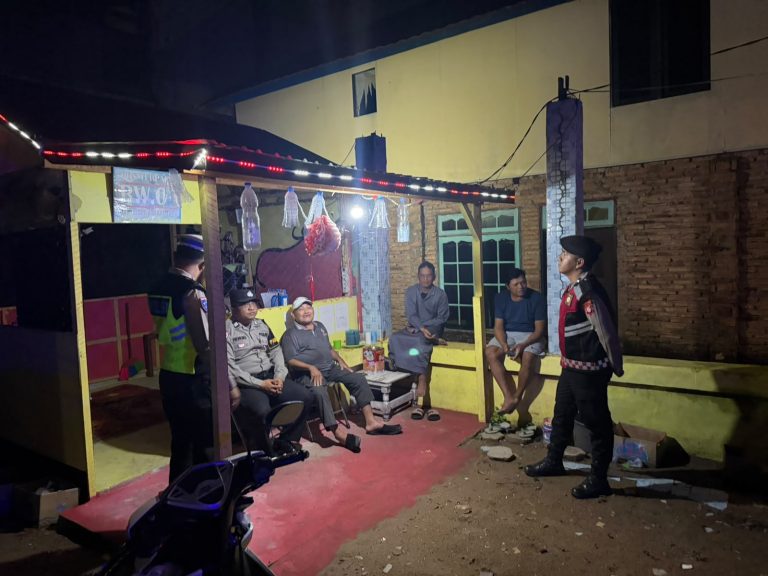PATROLI MALAM DI CAFE BERANDA DAN POS KAMLING, POLRES SERUYAN PERKUAT KOMUNIKASI DENGAN WARGA