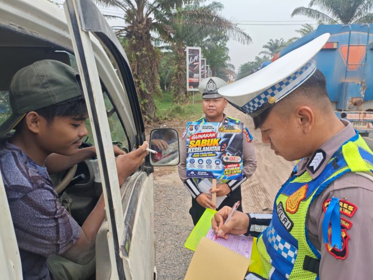 Polres Kotim Gelar Razia Simpatik di Depan Pos Islamic Center, berikan teguran pelanggaran lalu lintas