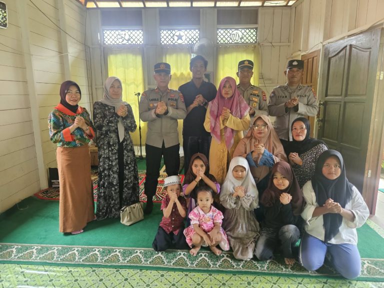Wujud Kepedulian Sosial, Polres Barito Utara Salurkan Bantuan Al-Qur’an dan Alat Shalat Melalui Program Jumat Berkah di Desa IPU