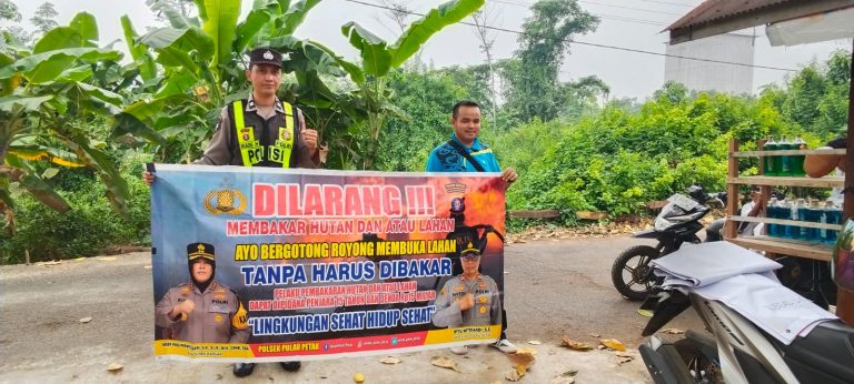 DALAM UPAYA PENCEGAHAN KEBAKARAN HUTAN DAN LAHAN, PERSONEL POLSEK PULAU PETAK SOSIALISASIKAN SANKSI PIDANA PELAKU KARHUTLA KE MASYARAKAT KECAMATAN PULAU PETAK
