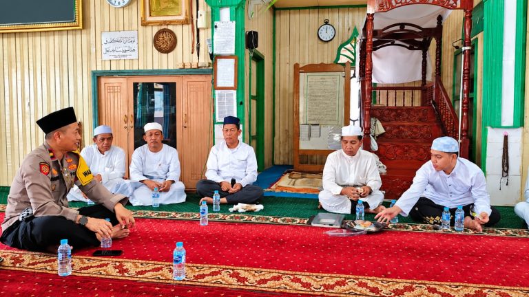 Melalui Jumat Keliling, Polres Gunung Mas Buka Ruang Dialog Bersama Jamaah Masjid Nurul Yaqin