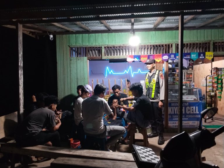 ANGGOTA POLSEK PULAU PETAK LAKSANAKAN PATROLI MALAM, GUNA MEWUJUDKAN KAMTIBMAS KONDUSIF DI WILAYAH KECAMATAN PULAU PETAK