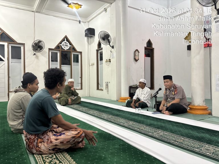 SUBUH KELILING DI MUSHOLLA BAITURRAHIM, WAKAPOLRES SERUYAN PERKUAT SILATURAHMI DAN KOMUNIKASI DENGAN WARGA